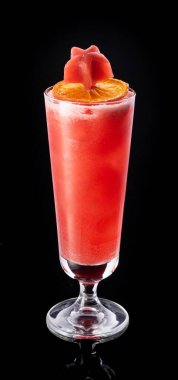 Siyah arkaplanda bar için alkollü kokteyl