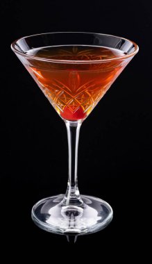 Siyah arkaplanda bar için alkollü kokteyl