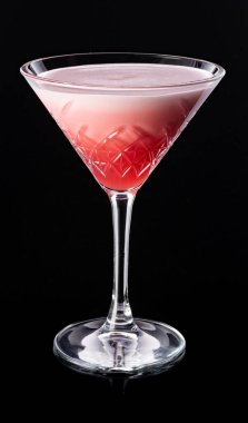 Siyah arkaplanda bar için alkollü kokteyl