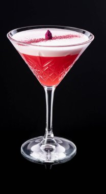 Siyah arkaplanda bar için alkollü kokteyl