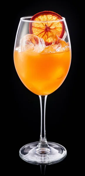 Cocktail alcolico per bar su sfondo nero — Foto Stock