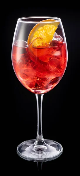 Cocktail alcolico per bar su sfondo nero — Foto Stock