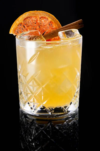 Koktajl alkoholowy do baru na czarnym tle — Zdjęcie stockowe