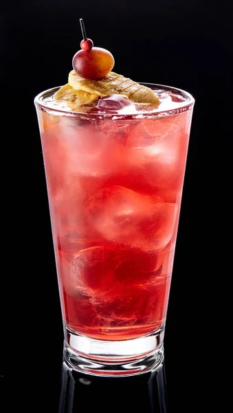 Cocktail alcolico per bar su sfondo nero — Foto Stock