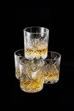 Siyah arkaplanda bar için alkollü kokteyl