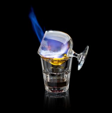 Sambuca siyah arka plan üzerine yanan kokteyl