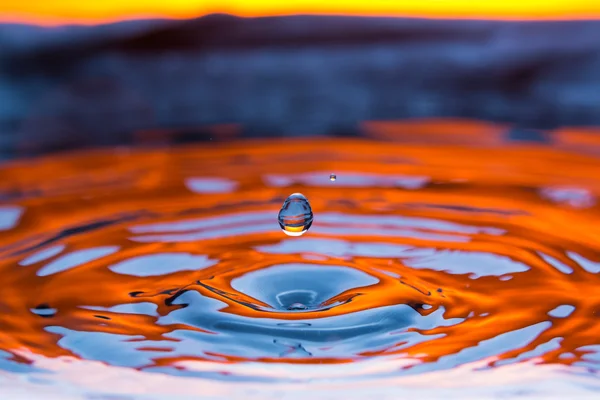 Fallender Wassertropfen und Sprühnebel — Stockfoto