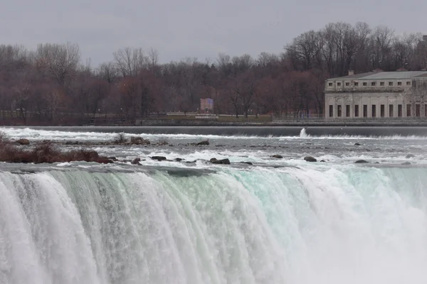 Achtergrond met de verbazingwekkende Niagara falls in de avond — Stockfoto