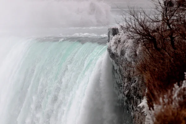 Mooie foto met de Niagara waterval en de ijzige oever — Stockfoto