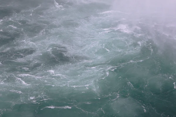 Foto des schnellen Wassers in der Nähe der Niagarafälle — Stockfoto