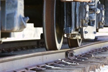 Bir tren ve demiryolu hareketli tekerlekleri ile güzel arka plan