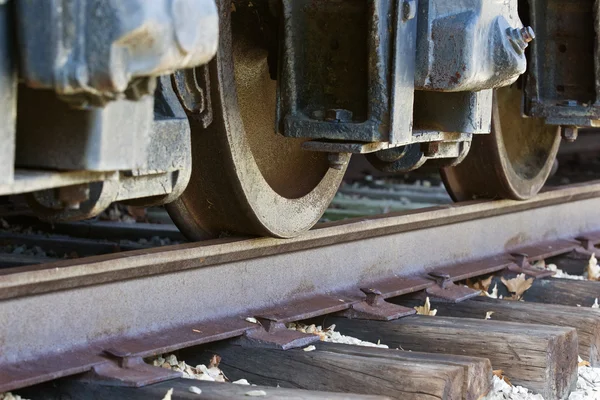 Schönes Bild mit den alten Eisenbahnrädern und der Straße — Stockfoto