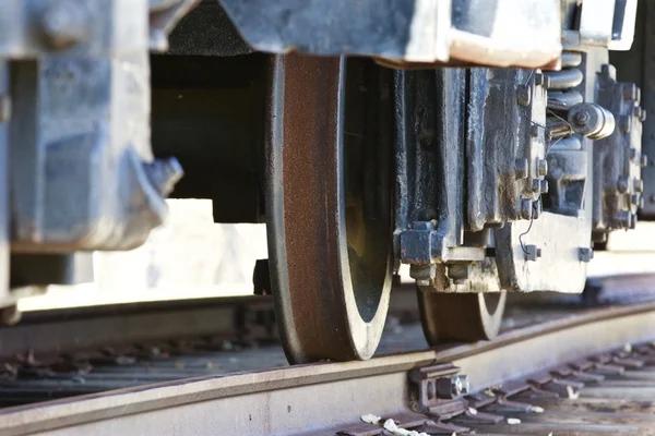 Hermosa foto del tren en movimiento y el ferrocarril — Foto de Stock