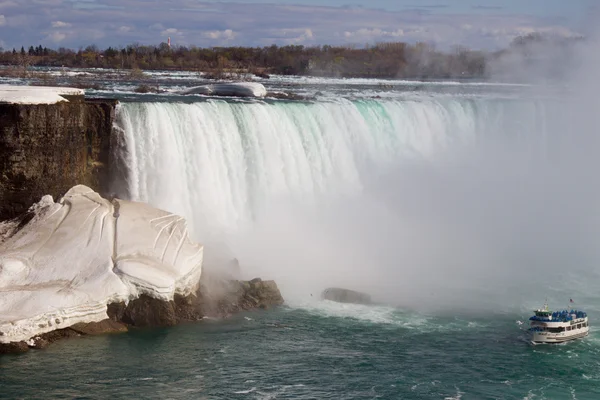 Hermoso fondo con las cataratas del Niágara y el barco —  Fotos de Stock