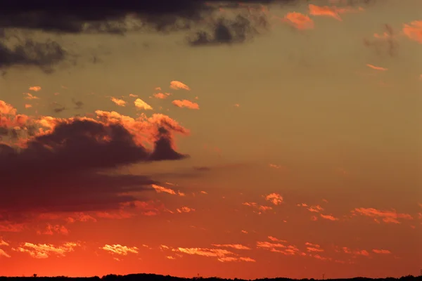 Beau ciel sur le coucher du soleil — Photo