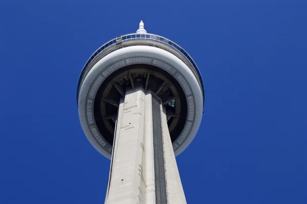 Tło z wieży Cn Tower i błękitne niebo — Zdjęcie stockowe