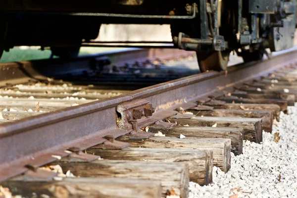 Hintergrund mit der Eisenbahn und dem kommenden Zug — Stockfoto
