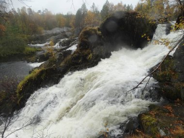       Murmansk bölgesinde şelale