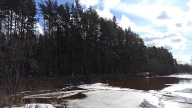 Nehir, köyün yakınında, son buz, su, kar, orman