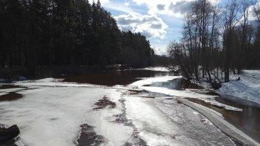 Nehir, köyün yakınında, son buz, su, kar, orman