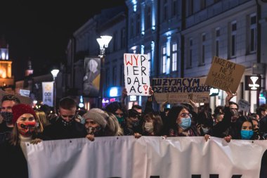 Lublin, Polonya - 23 Ekim 2020: Polonya 'da kürtaj yasağına karşı Strajk Kobiet tarafından düzenlenen protesto sırasında şehir merkezinde yürüyen insanlar (Pogrzeb Praw Kobiet)