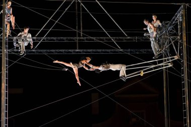 Lublin, Polonya - 25 Temmuz 2014: Les Lendemains with trapezium air show Les Pepones at New Circus and busking Festival Carnaval Sztukmistrzow