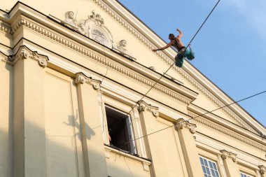 Lublin, Polonya - 26 Temmuz 2014: Yeni sirk ve sokak müziği festivali Carnaval Sztukmistrzow 'da Acrobat yürüyüş yüksek hattı