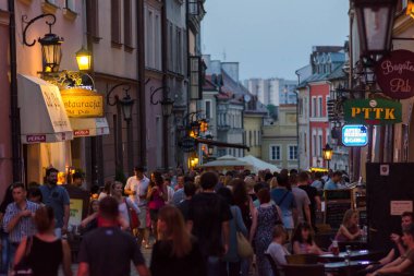 Lublin, Polonya - 26 Temmuz 2014: Yeni sirk ve sokak çalgıcılığı festivali sırasında kalabalık Grodzka Caddesi