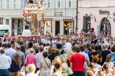 Lublin, Polonya - 27 Temmuz 2014: Sanatçı yeni sirkte meşale yakıyor ve karnaval Sztukmistrzow 'da sokak çalgıcılığı festivali