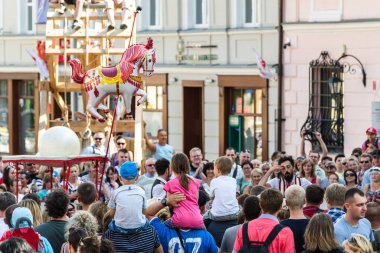 Lublin, Polonya - 27 Temmuz 2014: Yeni sirk ve sokak müziği festivali Carnaval Sztukmistrzow 'da La Sbrindola gösterisini izleyen seyirciler