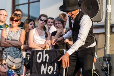 Lublin, Polonya - 27 Temmuz 2014: Ikeda Yosuke yeni sirk ve sokak müziği festivali Carnaval Sztukmistrzow 'da Rhythm adlı şovuyla
