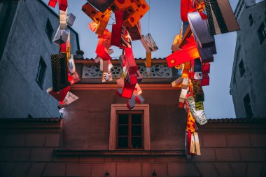 Lublin, Polonya - 1 Haziran 2019: Eski kentteki Zota Caddesi 'nde Kültür Gecesi (Noc Kultury) sırasında sanat süslemeleri olarak aydınlatılmış mektuplar