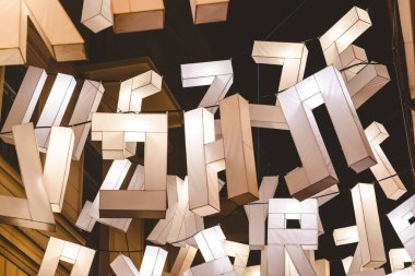 Lublin, Polonya - 1 Haziran 2019: Eski kentteki Olejna Caddesi 'nde Kültür Gecesi (Noc Kultury) sırasında aydınlatılmış mektuplar