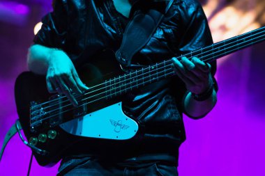 Kazimierz Dolny, Polonya - 8 Temmuz 2016: Kazimiernikejszyn yaz müzik ve yaşam tarzı festivali sırasında Organek (Tomasz Organek) konseri