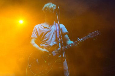 Kazimierz Dolny, Polonya - 8 Temmuz 2016: Kazimiernikejszyn yaz müzik ve yaşam tarzı festivali sırasında Organek (Tomasz Organek) konseri