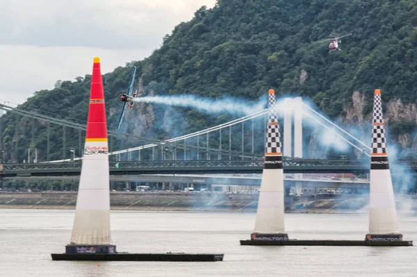 ハンガリー ブダペスト 2018年6月23日 Zivko Edge 540は ドナウ川の橋の近くを飛行中の煙でRed Bull Air Race — ストック写真