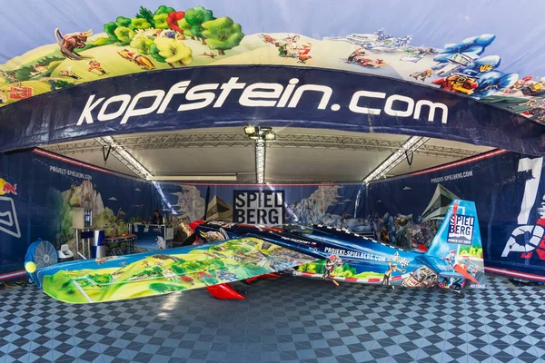 ハンガリー ブダペスト 2018年6月23日 Red Bull Air Raceのレース空港格納庫でPetr Kopfsteinが使用するカラフルなジブコエッジ540 世界空気スポーツ連盟のイベント — ストック写真