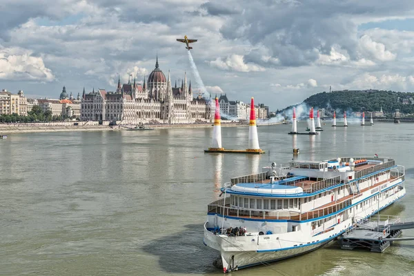 Budapeszt Węgry Czerwca 2018 Boat Zivko Edge 540 Smoke Flying — Zdjęcie stockowe