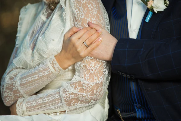 retro giysiler içinde açık havada şefkatle elele Çift