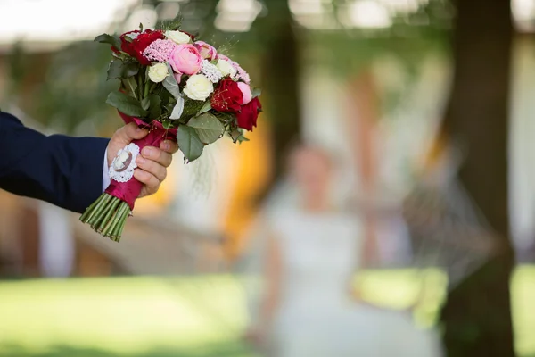 Çift tutan eller düğün çiçeği.