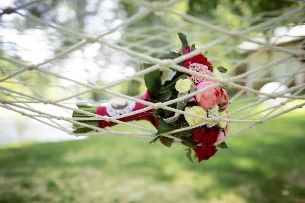 ahşap kafes ile buket gül