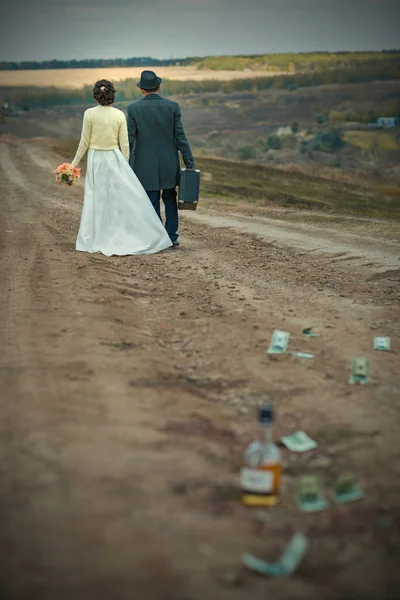 Kaç retro giysiler içinde düğün yolda gidiyor