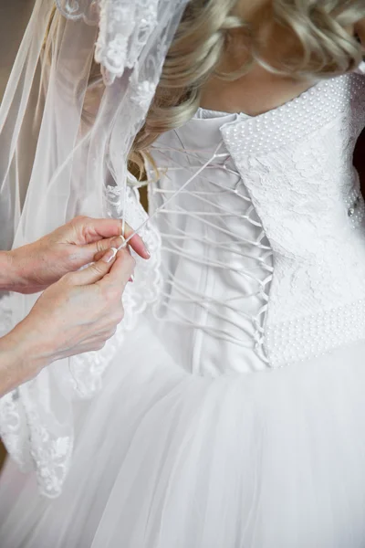 Korse gelinlik eski eller tarafından bağlı olmak