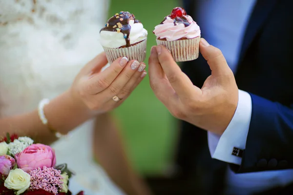 bir kek, ön görünümünden tutan Çift