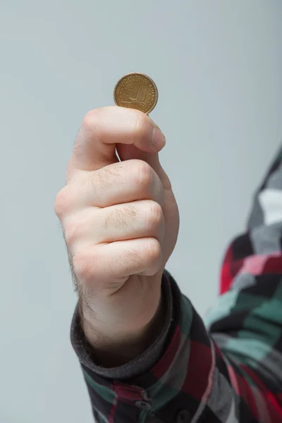 Adamın elini tutan bir sikke, gösterir