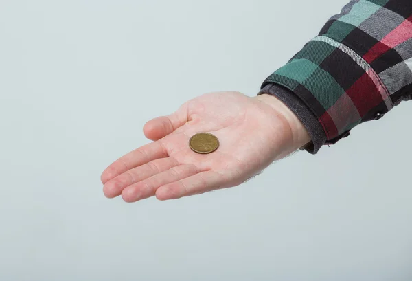 yazı tura avucunun içinde tutan adamın el