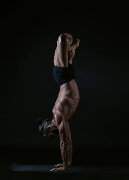 Homem praticando ioga, foto do estúdio — Fotografia de Stock