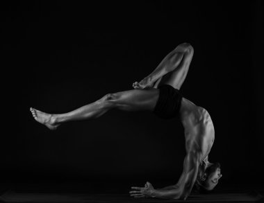 pratik yoga, studio fotoğraf, siyah ve beyaz adam