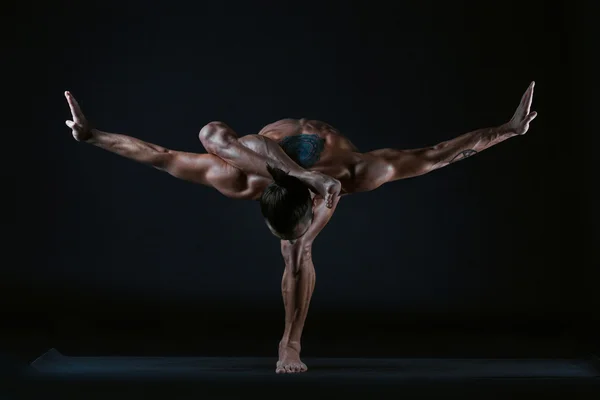 adam pratik yoga, studio fotoğraf