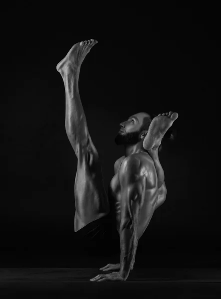 练习瑜伽，工作室照片，黑色和白色的男人 图库图片